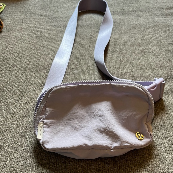 Lululemon 1L Lavender Fog Belt Bag - Picture 4 of 10